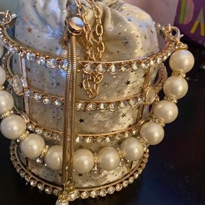 Beautiful clutch embezzled with clear stone’s
